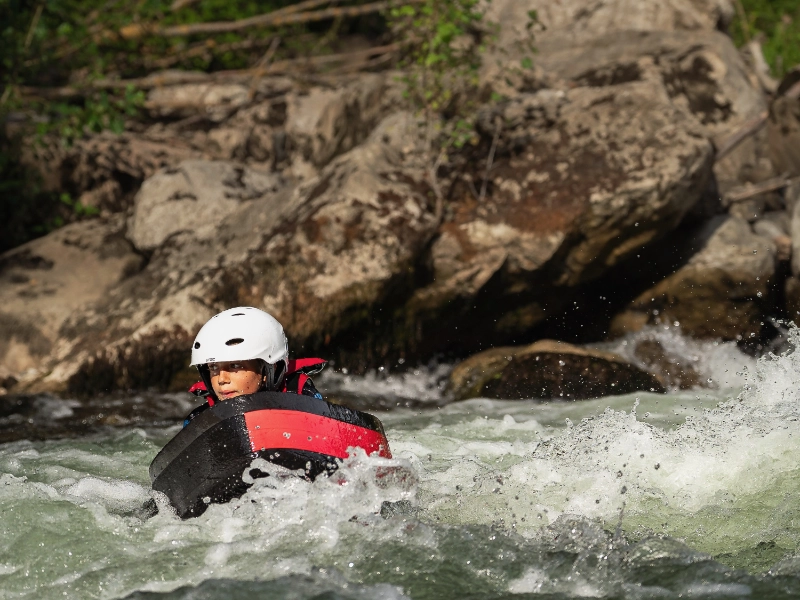 participant pratiquant la nage en eau vive en hydrospeed dans un rapide de la rivière Aude près d’Axat dans les Pyrénées