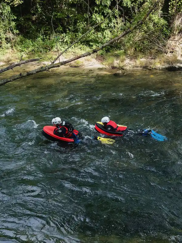 participants en hydrospeed lors d’une initiation à la nage en eau vive sur la rivière Aude près de Quillan dans les Pyrénées