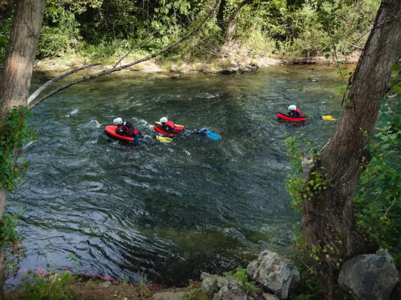 participants pratiquant l’hydrospeed sur la rivière Aude dans les Pyrénées