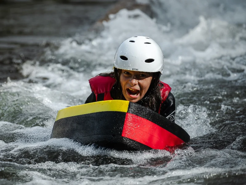 participant en hydrospeed descendant un rapide sur la rivière Aude dans les Pyrénées