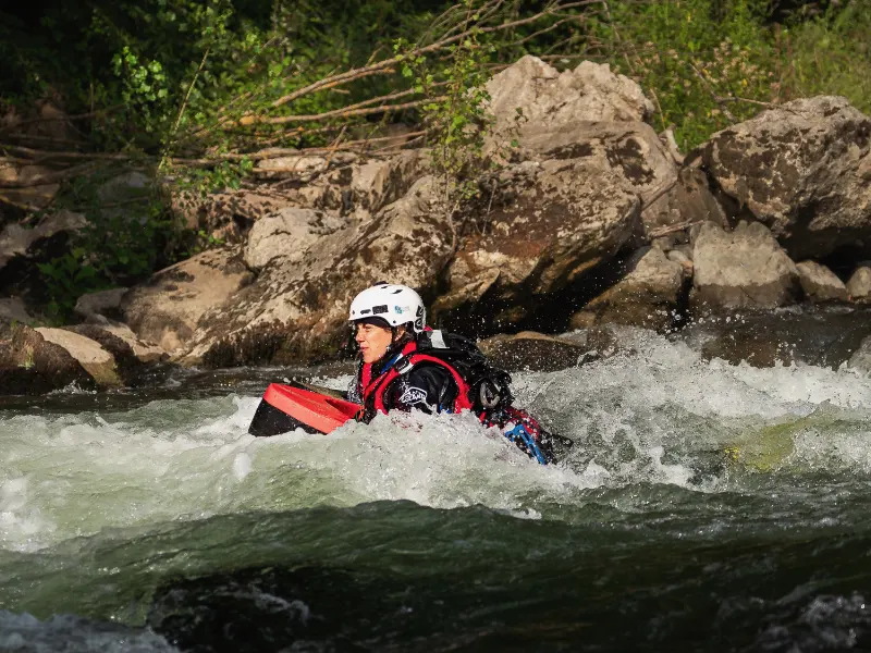 participant pratiquant l’hydrospeed dans les rapides de la rivière Aude dans les Pyrénées près d’Axat