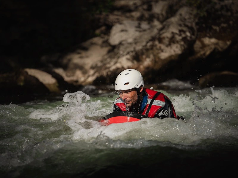 participant pratiquant l’hydrospeed dans un rapide de la rivière Aude près de Quillan