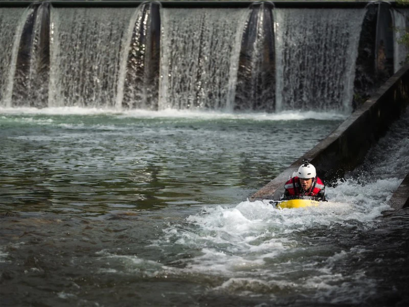 participant descendant un seuil en hydrospeed sur la rivière Aude dans les Pyrénées près de Quillan