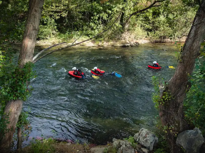 groupe de participants découvrant l’hydrospeed sur la rivière Aude dans les Pyrénées près de Quillan