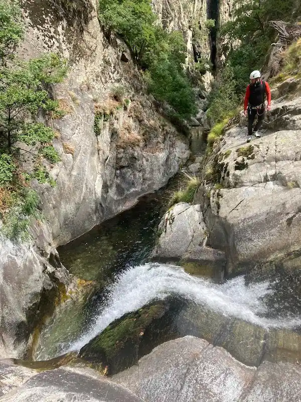 Vue spectaculaire du canyon du Cady dans le massif du Canigou avec un pratiquant en canyoning dans les Pyrénées-Orientales