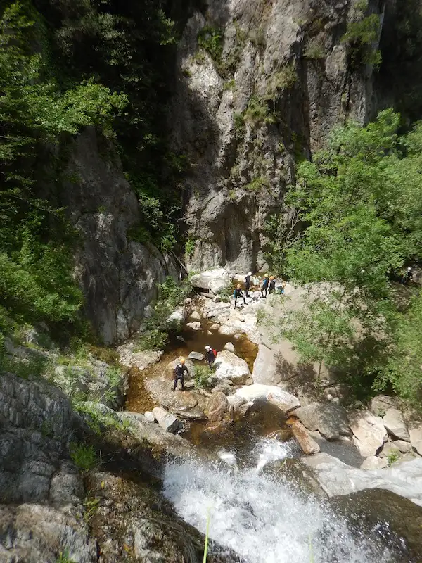 Groupe de participants progressant dans le canyon du Mas Calsan lors d’une sortie canyoning près de Céret dans les Pyrénées-Orientales.