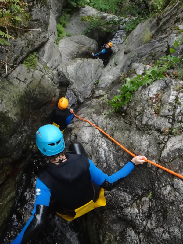 Groupe progressant dans un passage étroit du canyon d’eau chaude de Thuès lors d’une sortie canyoning dans les Pyrénées-Orientales près de Font-Romeu