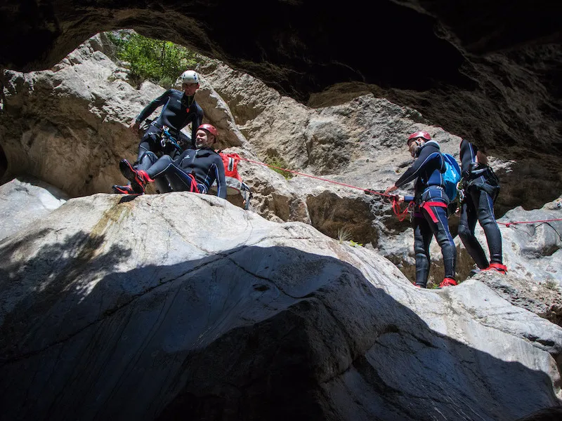 Groupe de participants en progression sur corde lors d’une sortie canyoning dans les Gorges du Terminet à Termes dans l’Aude