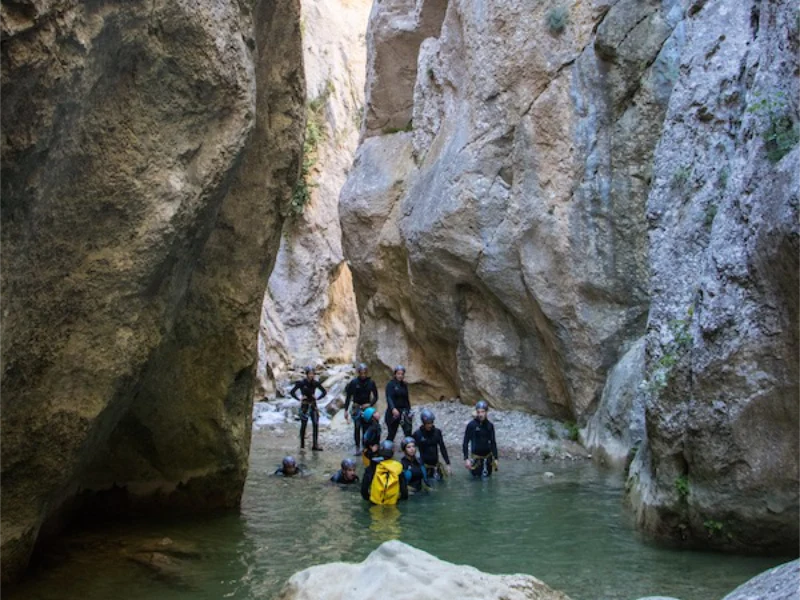 Groupe de participants progressant dans la rivière du canyon des gorges de Galamus près de Saint-Paul-de-Fenouillet dans les Pyrénées-Orientales