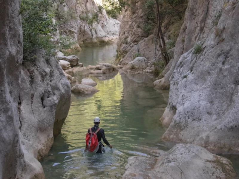 Participant marchant dans la rivière Agly dans le canyon des gorges de Galamus près de Saint-Paul-de-Fenouillet dans les Pyrénées-Orientales