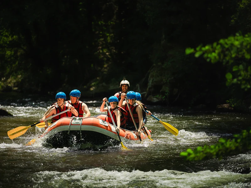 groupe pratiquant le rafting sur la rivière Aude dans les Pyrénées