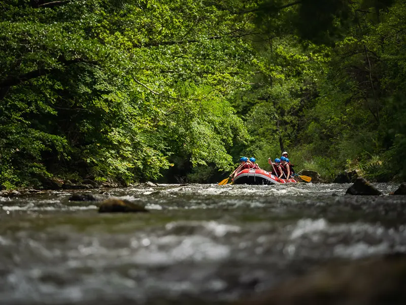 Descente en rafting sur une section calme de la rivière Aude dans les Pyrénées audoises