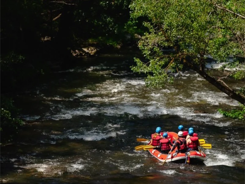 Équipage en rafting descendant la rivière Aude dans les Pyrénées audoises près d’Axat
