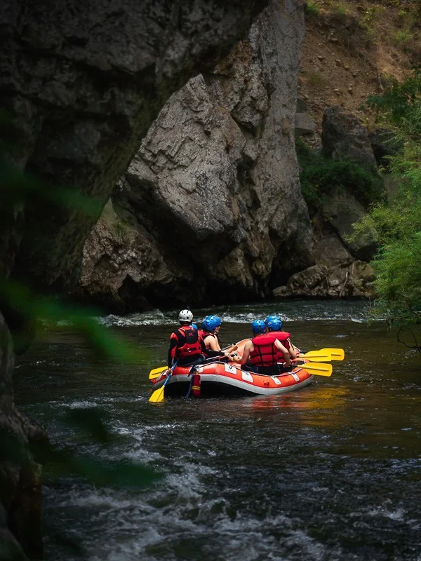 Rafting encadré par un guide sur la rivière Aude dans les gorges des Pyrénées audoises près d’Axat