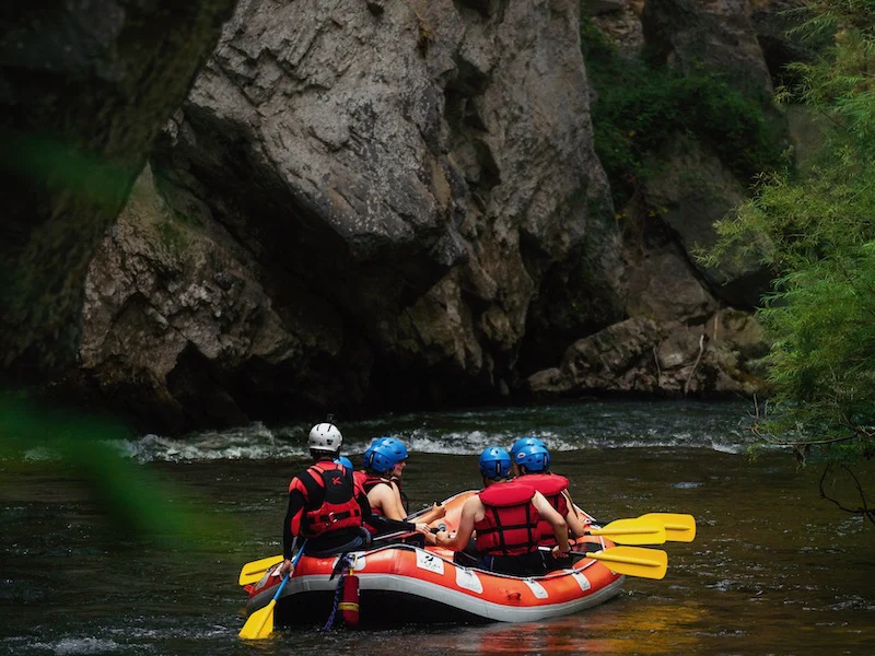 groupe pratiquant le rafting sur la rivière Aude près de Quillan dans l’Aude
