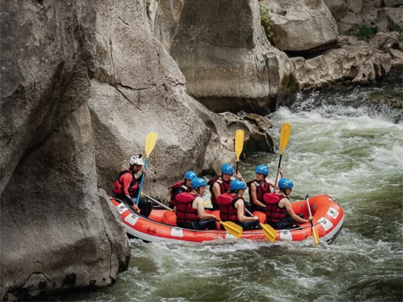 Rafting sportif dans un passage étroit des gorges de la rivière Aude près d’Axat