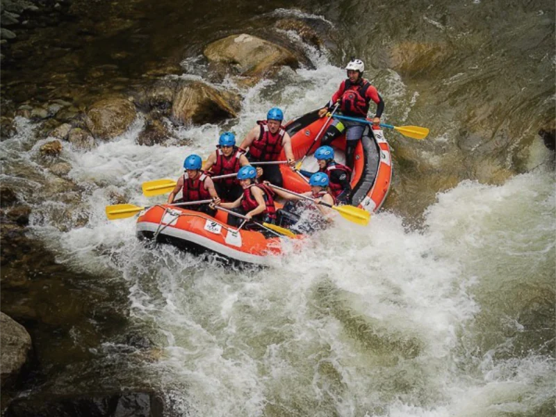 Équipage franchissant un rapide en rafting sportif sur la rivière Aude près d’Axat