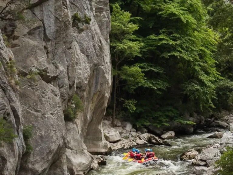 Rafting sportif dans les gorges de la rivière Aude près d’Axat dans les Pyrénées