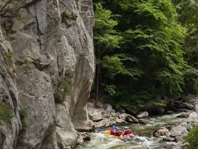 Rafting sportif dans les gorges de la rivière Aude près d’Axat dans les Pyrénées