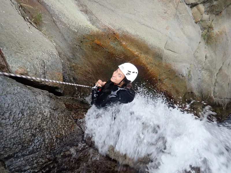 Descente en rappel dans une cascade du canyon du Llech lors d’une sortie de canyoning dans les Pyrénées-Orientales sur le massif du Canigou
