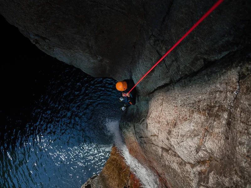 Canyoning dans le canyon des Anelles à Céret dans les Pyrénées-Orientales avec une descente en rappel le long d’une cascade