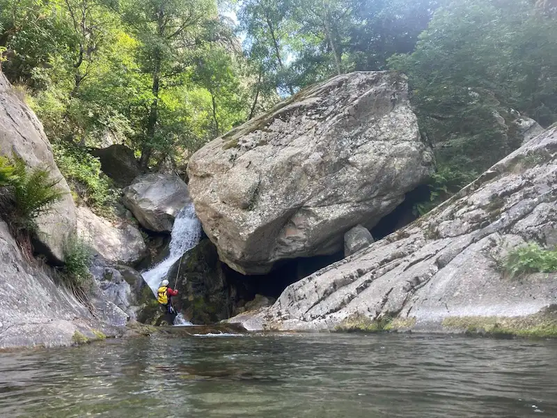 Descente en rappel sous une cascade dans le canyon du Cady dans le massif du Canigou près de Vernet-les-Bains dans les Pyrénées-Orientales