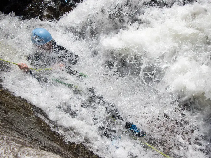 Descente en rappel dans une cascade du canyon du Llech lors d’une sortie de canyoning sportif dans les Pyrénées-Orientales près de Prades