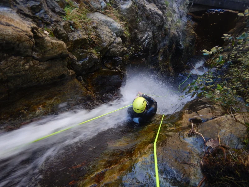 Pratiquant descendant en rappel dans une cascade du canyon de Thuès lors d’une sortie canyoning hivernale dans les Pyrénées-Orientales près de Font-Romeu