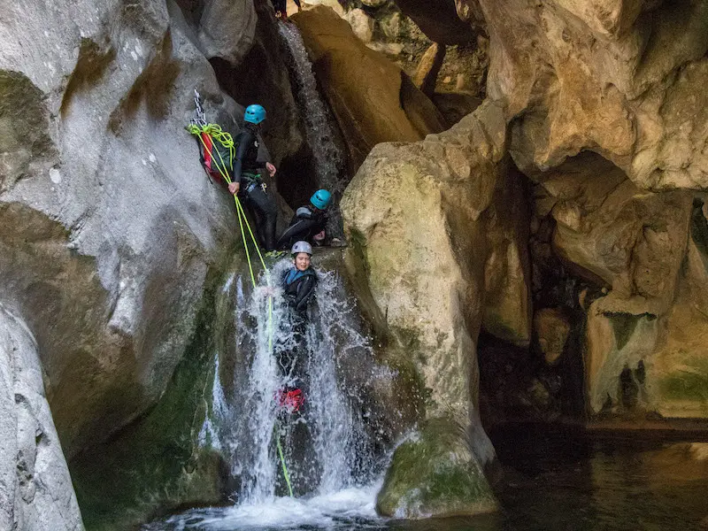Participant descendant en rappel une cascade lors d’une sortie canyoning dans les Gorges du Terminet à Termes dans l’Aude