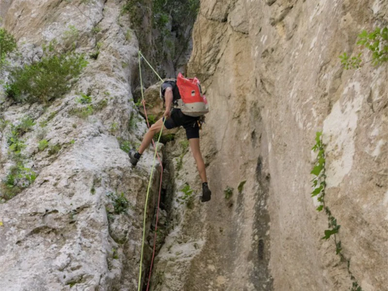 Participant réalisant un rappel technique dans le canyon de l’Ermitage dans les gorges de Galamus près de Saint-Paul-de-Fenouillet