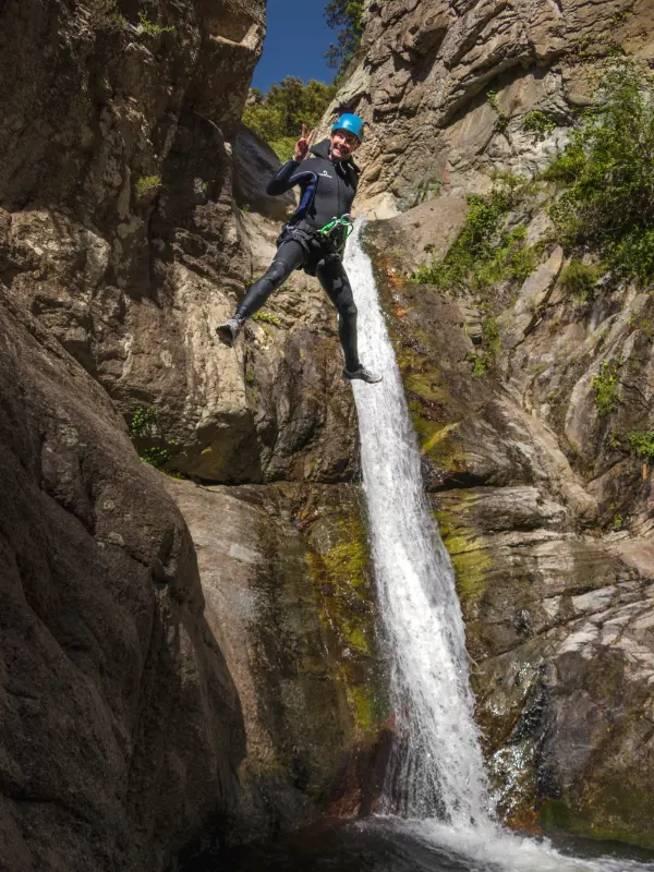 Participant réalisant un saut dans une vasque du canyon des Anelles à Céret dans les Pyrénées-Orientales lors d’une sortie canyoning