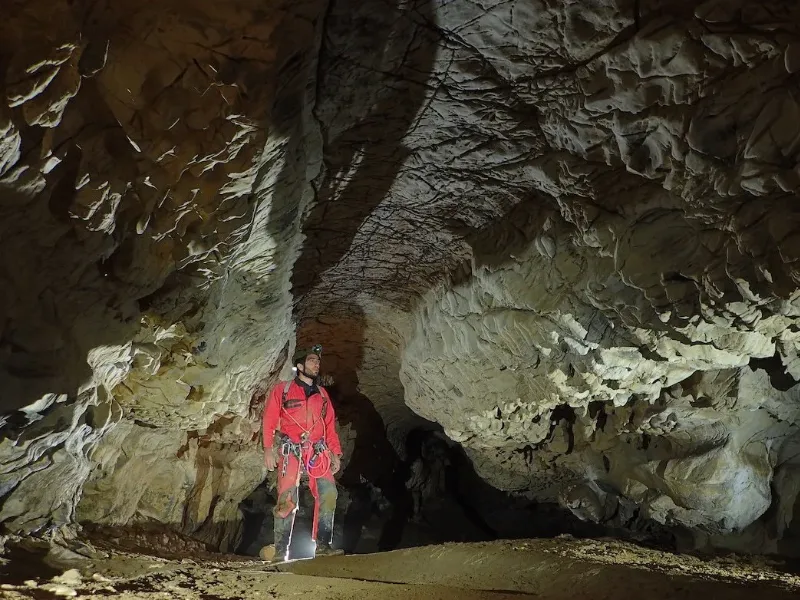 spéléologue explorant une grotte lors d’une sortie spéléologie en Ariège dans les Pyrénées