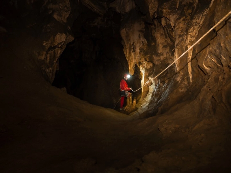 participant descendant en rappel lors d’une sortie spéléologie dans une grotte des Pyrénées-Orientales