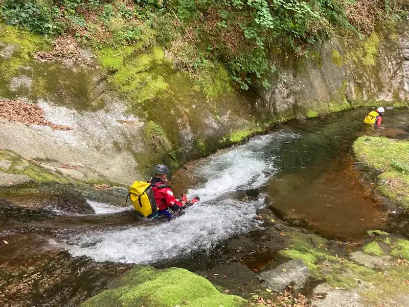 Canyoning avec descente d’un toboggan naturel dans le canyon du Cady dans le massif du Canigou près de Vernet-les-Bains dans les Pyrénées-Orientales