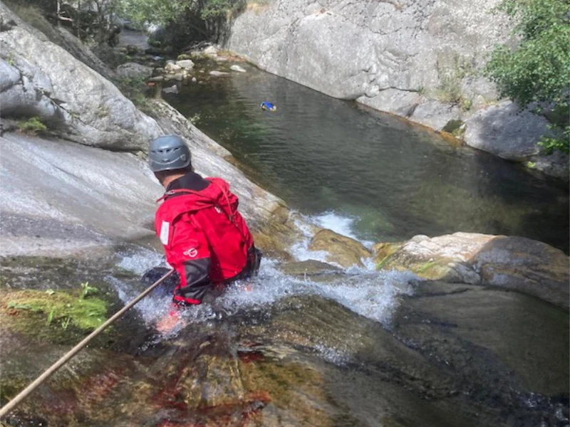 Descente d’un toboggan naturel en canyoning dans le canyon du Cady dans le massif du Canigou dans les Pyrénées-Orientales