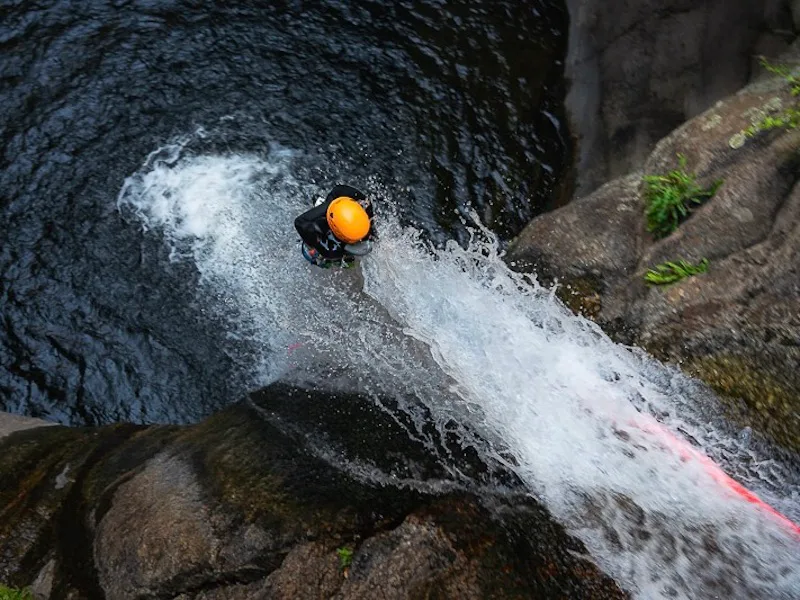 rappel-cascade-canyon-llech-canigou-pyrenees-orientales.webp