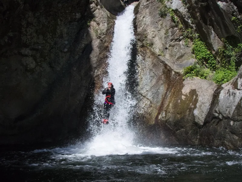 Participant descendant le célèbre toboggan éjectable du canyon du Llech lors d’une sortie de canyoning dans les Pyrénées-Orientales près de Prades