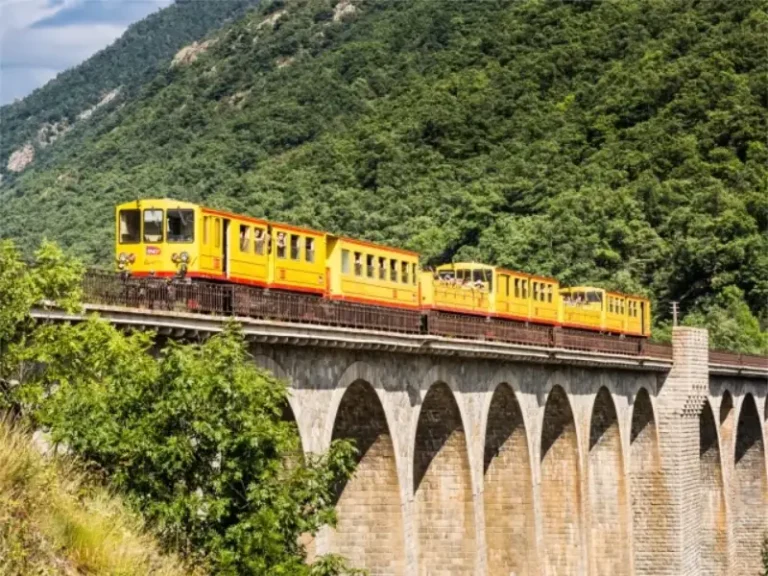 train-jaune-pyrenes-orientales