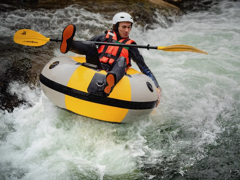 participant pratiquant le tubing sur la rivière de l'Aude dans les Pyrénées