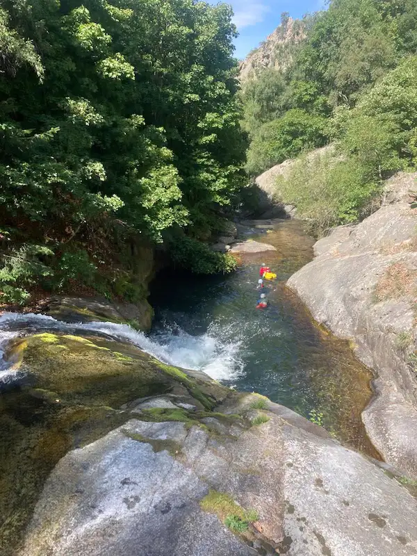 Pratiquants nageant dans une vasque du canyon du Cady dans le massif du Canigou dans les Pyrénées-Orientales