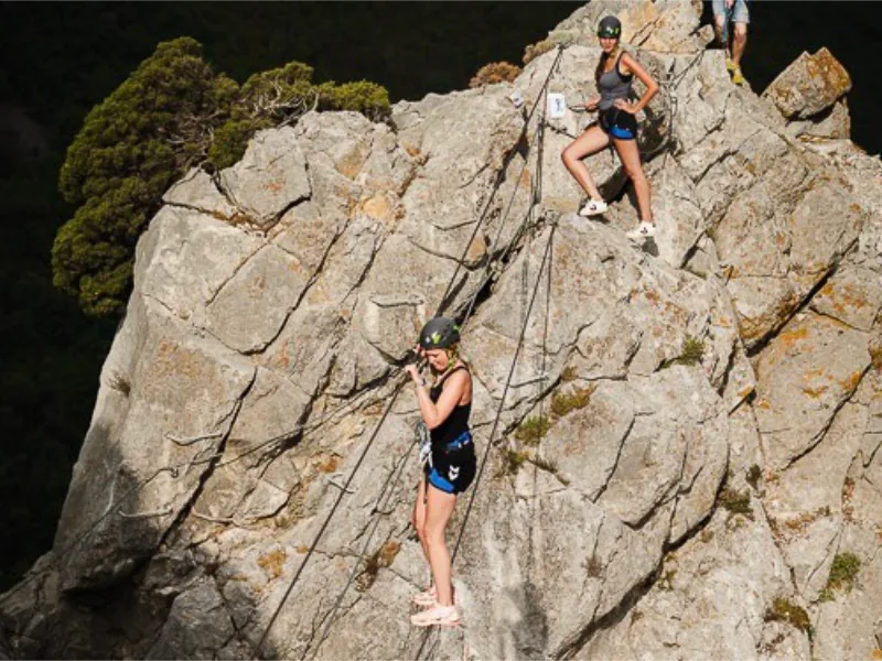 participants progressant sur une via ferrata à Saint-Paul-de-Fenouillet dans les Pyrénées-Orientales