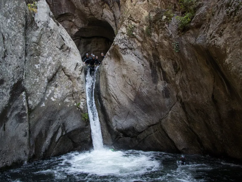 canyoning Llech toboggan groupe vasque Pyrénées Orientales canyon sportif Canigou