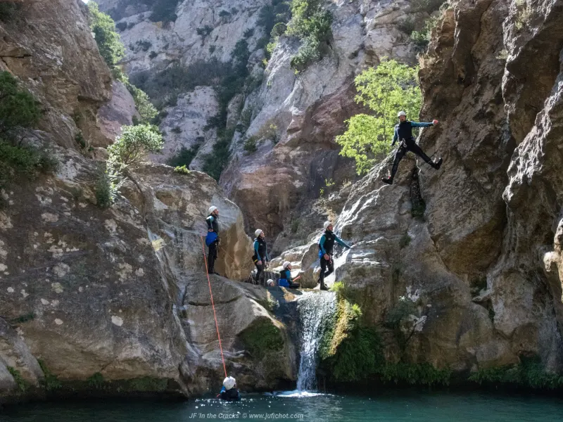canyoning Termes Aude saut dans vasque groupe parcours ludique Corbières
