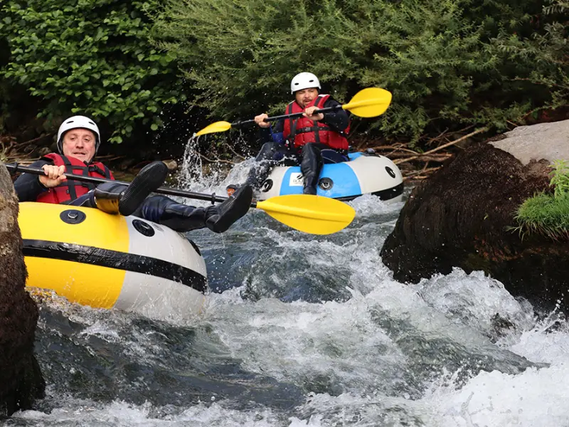 tubing sur l’Aude passage rapide en bouée près de Quillan Pyrénées audoisestubing sur l’Aude passage rapide en bouée près de Quillan Pyrénées audoises