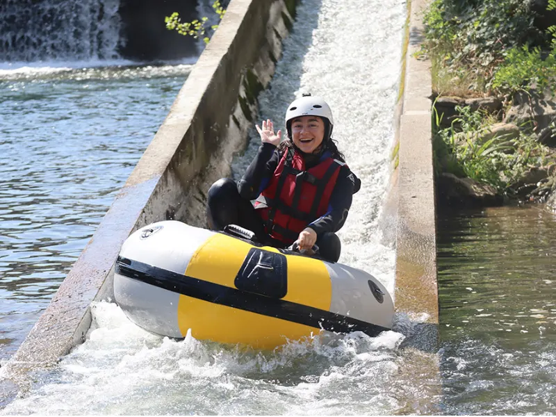 Participant en tubing sur un toboggan d’eau sur la rivière Aude à Quillan