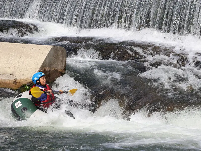 tubing sur l’Aude passage de chute d’eau en bouée près de Quillan Pyrénées audoises